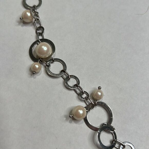 Silver tone and Faux pearl necklace EUC - Picture 3 of 6
